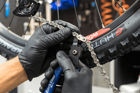 Solicită repararea bicicletei de către un expert
