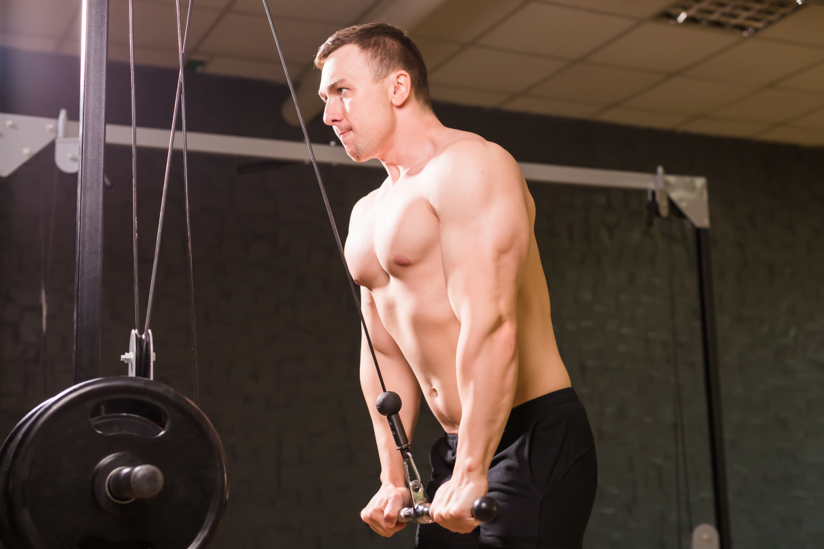Mężczyzna ćwiczący triceps na wyciągu