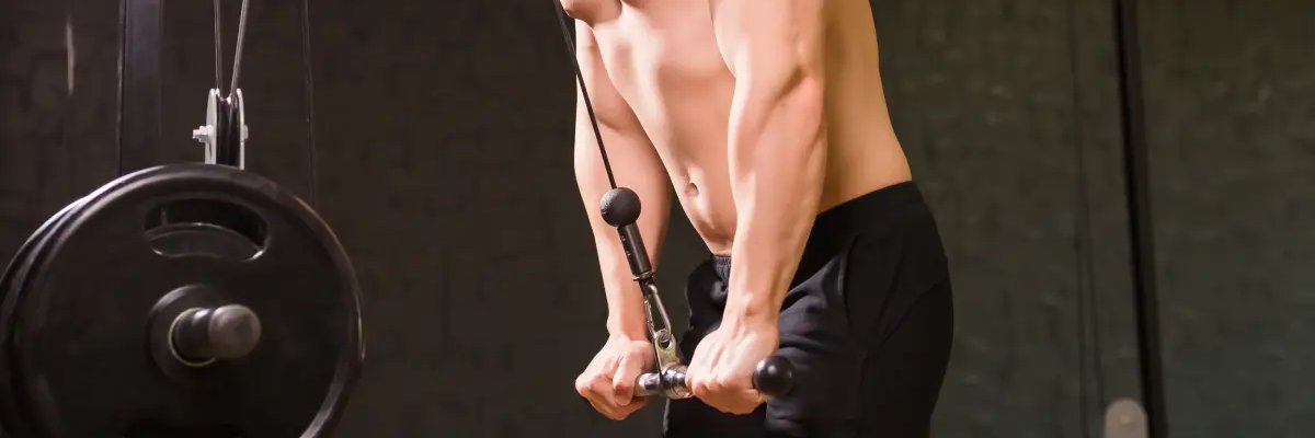 Mężczyzna ćwiczący triceps na wyciągu