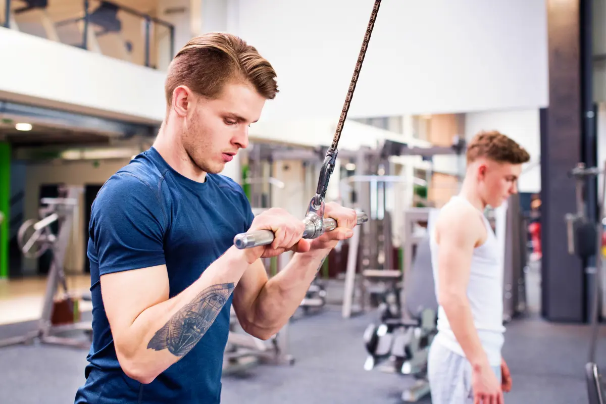 Prostowanie ramion na wyciągu – triceps na wyciągu górnym