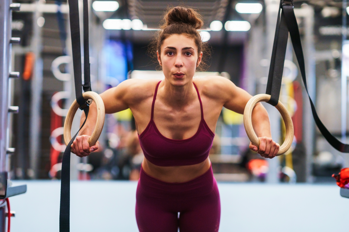 Kobieta w odzieży sportowej ćwicząca ring dips