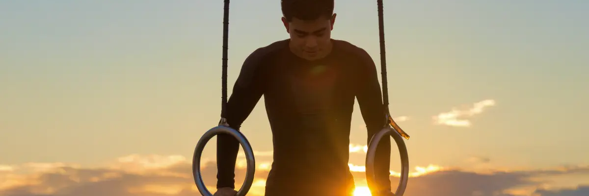 Mężczyzna ćwiczący ring dips na dworze