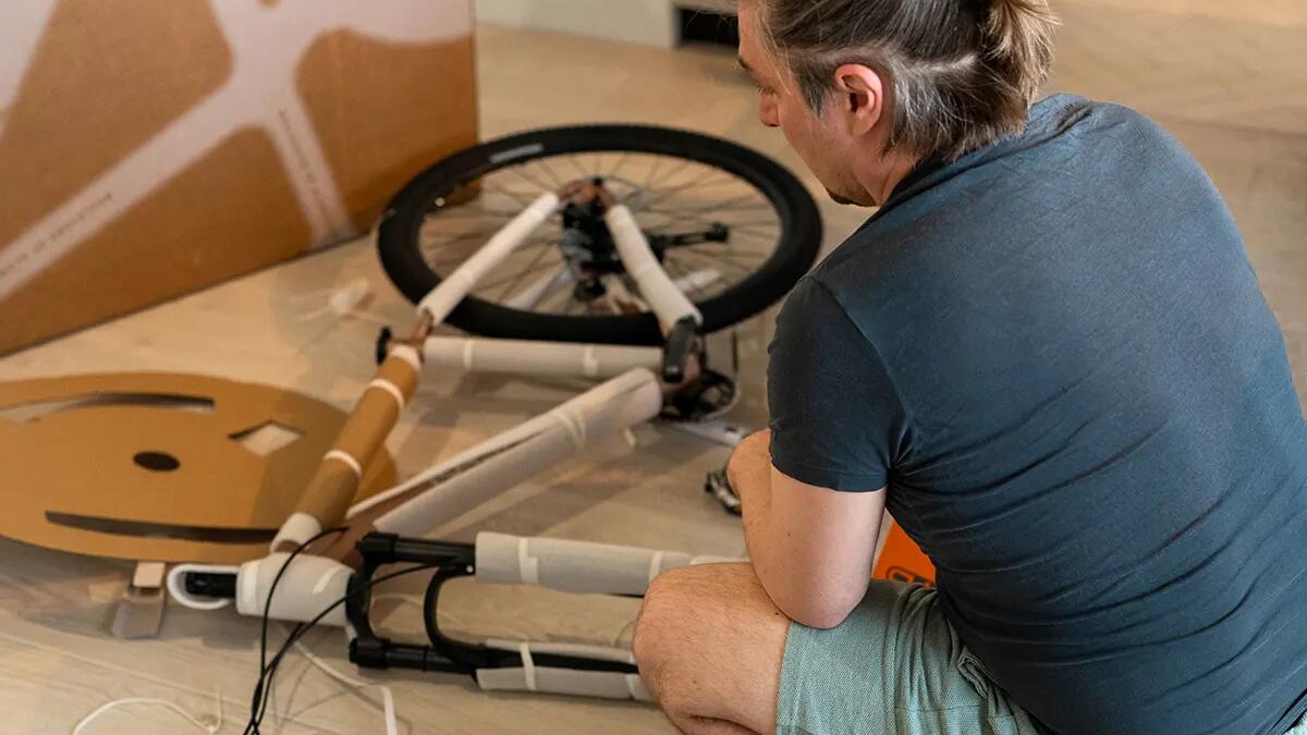 Mężczyzna skręcający rower