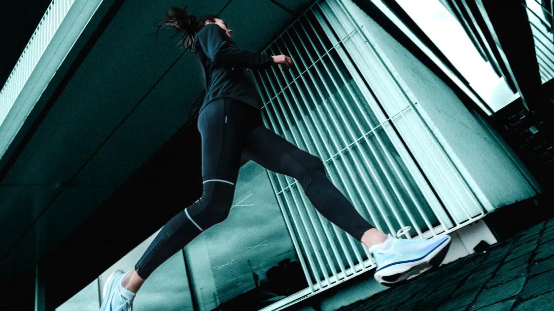 coureuse de running en ville