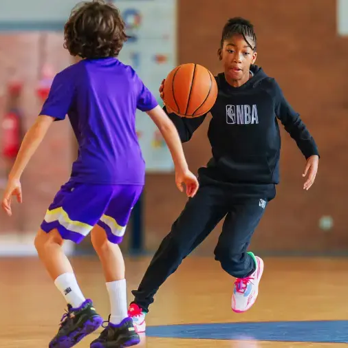 Meninos a jogar basquetebol