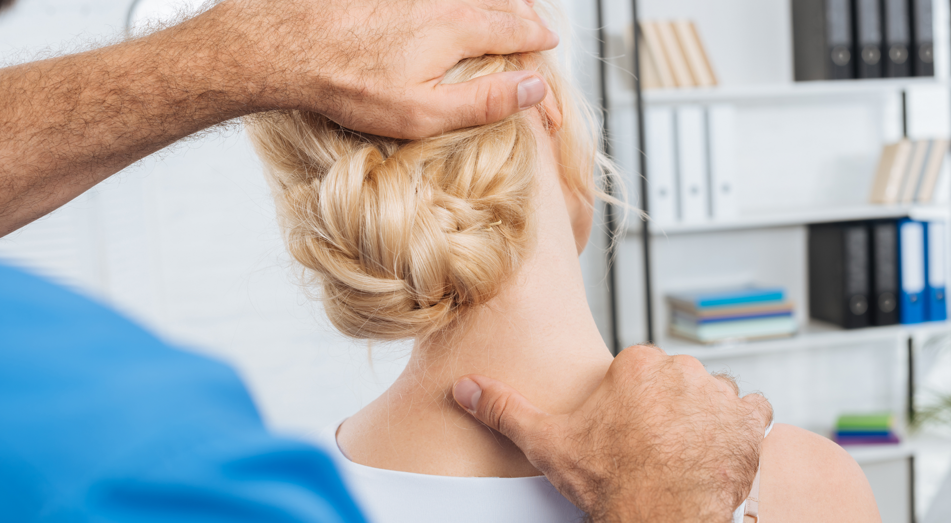 Neurolog uciskający głowę kobiecie wykonujący test spurlinga