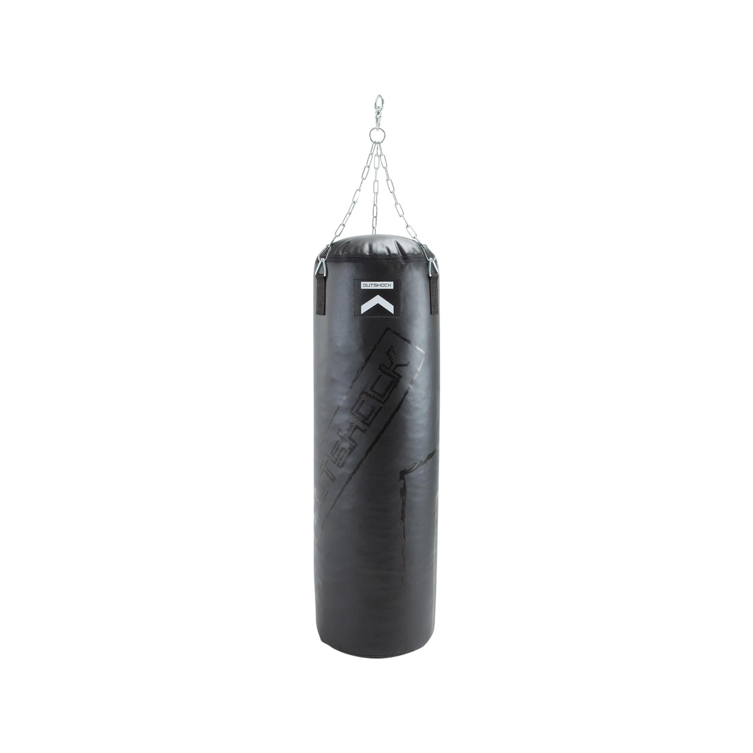 Schwarzer Boxsack mit Logo, der an einer silbernen Kette vor weißem Hintergrund hängt.