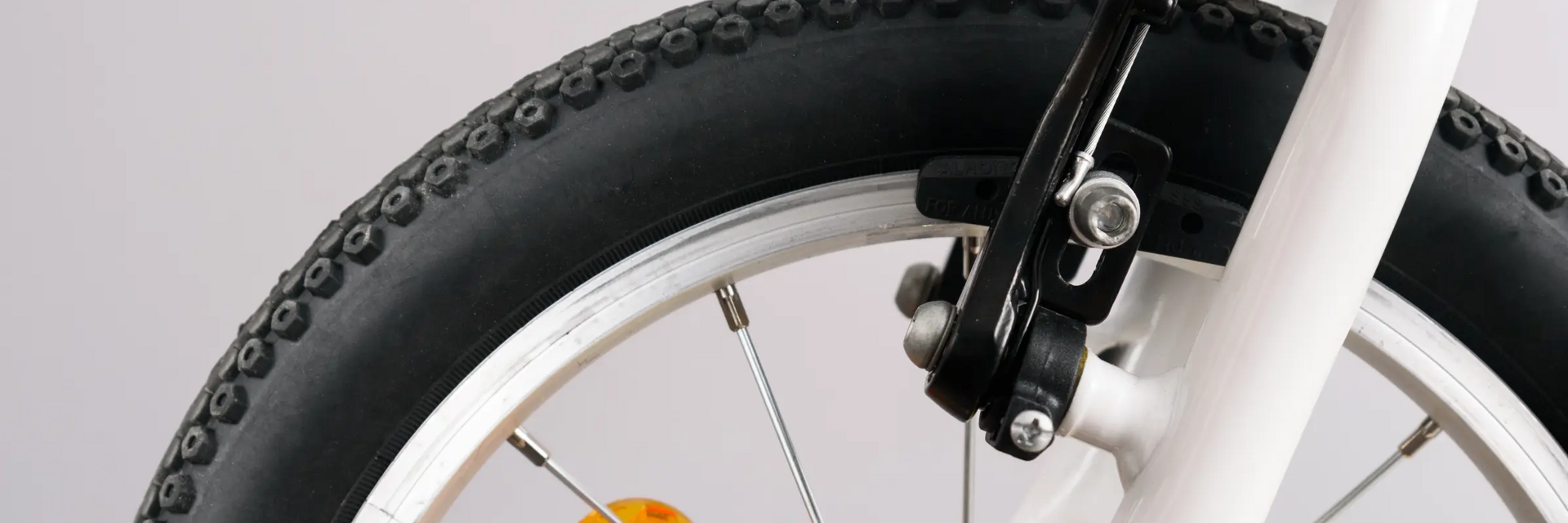Opona rowerowa z hamulcami v-brake