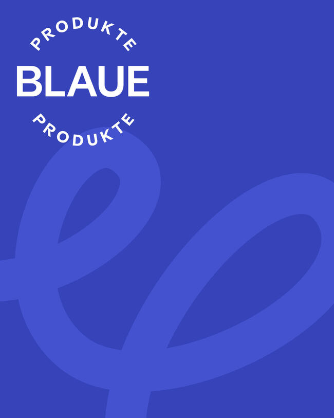 Blaue Fläche mit großem geschwungenem Buchstaben und weißem Kreistext "Blaue Produkte". Minimalistisches Design.