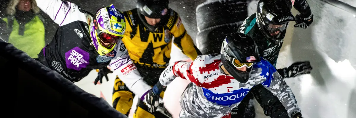 Zawodnicy biorący udział w wyścigu na łyżwach czyli ice cross downhill