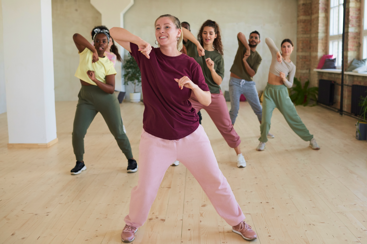 Ludzie ćwiczący bokwa fitness na sali