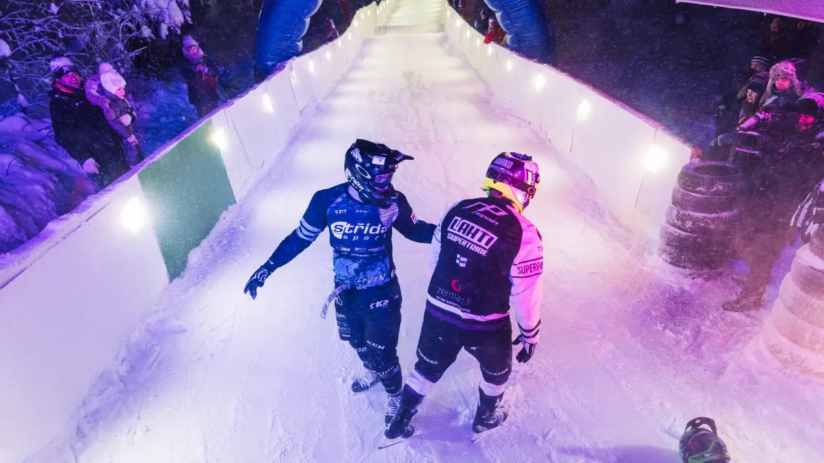 Zawodnicy downhill stojący na starcie w łyżwyach