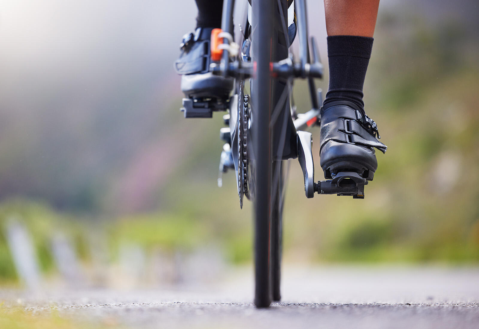 Buty rowerowe na pedałach podczas jazdy