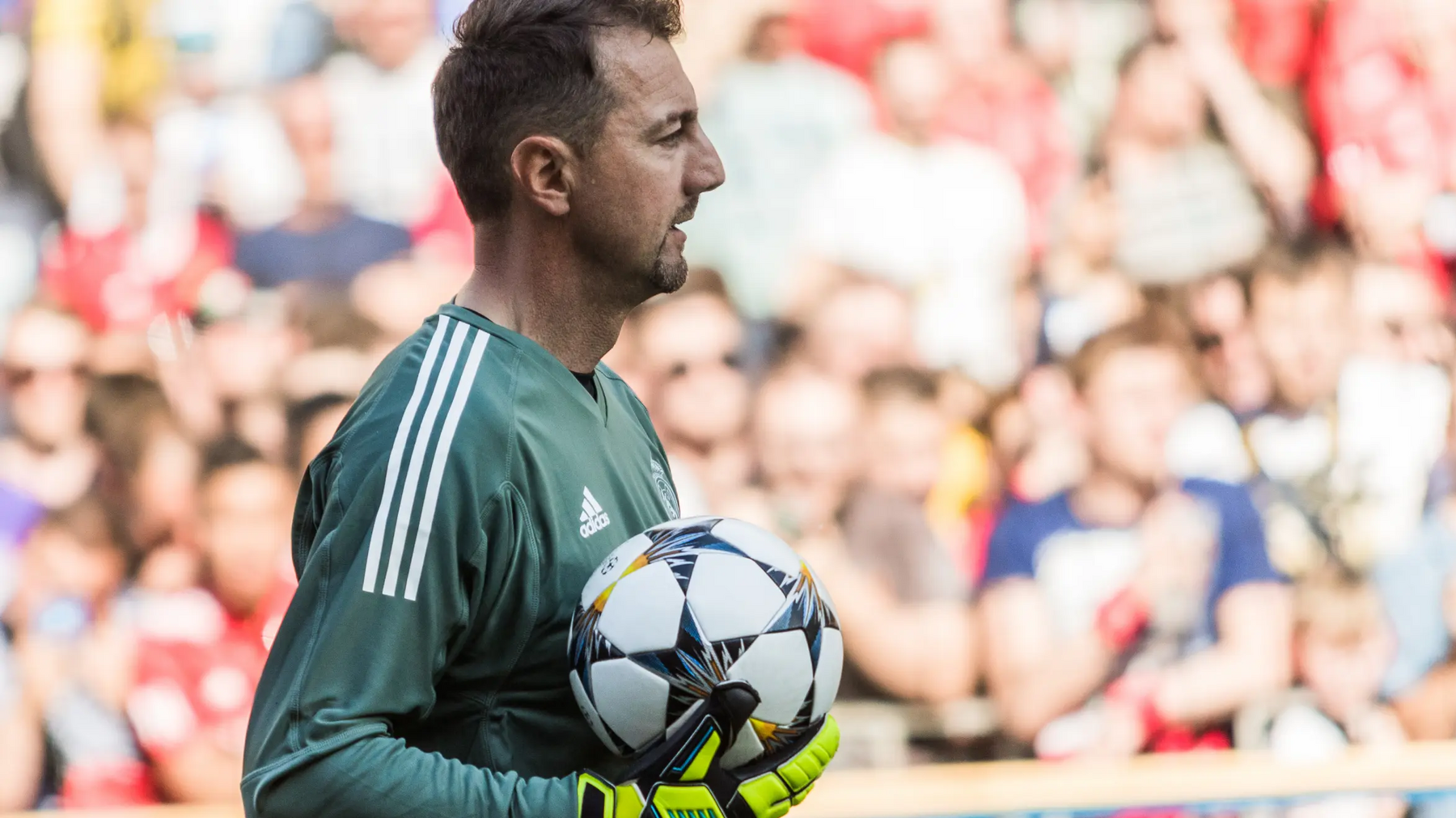 Jerzy Dudek z piłką w ręku