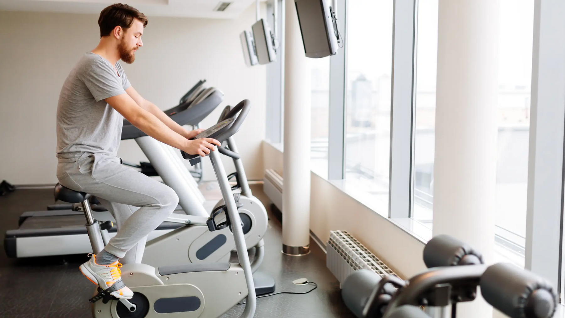 Mężczyzna ćwiczący na rowerze spinningowym
