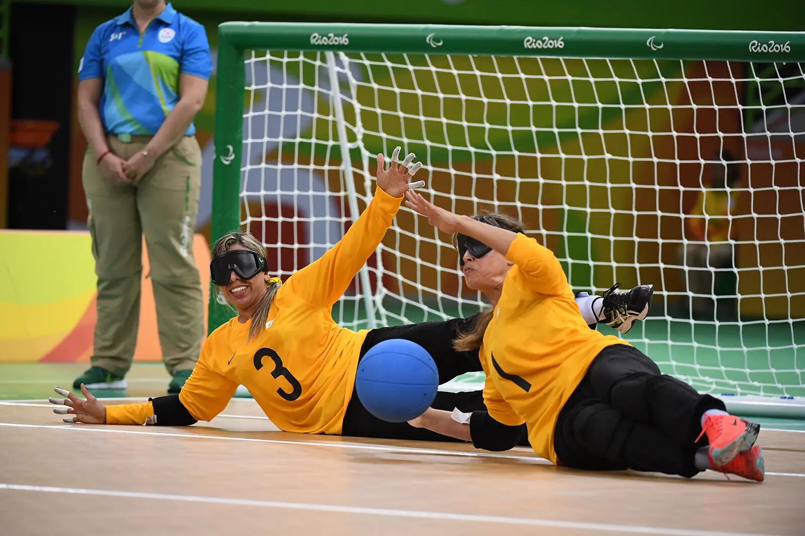 Zawodniczki trenujące goalball