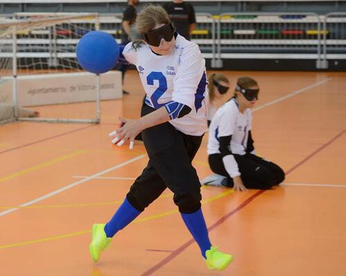 Kobieta trenująca goalball