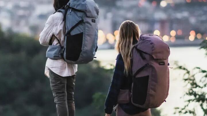 2 vrouwen die een enorm grote rugzak op hebben