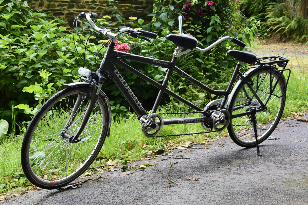 Tandem stojący na chodniku