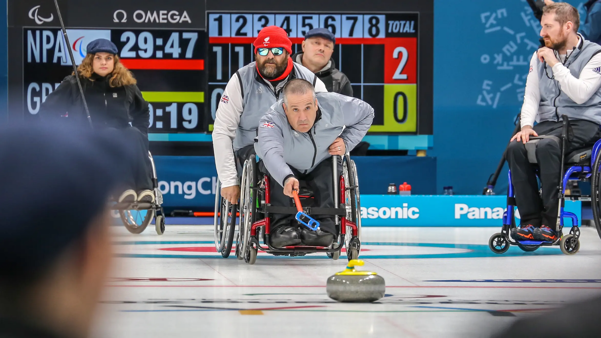 Niepełnosprawni na wózkach grający w curling na zawodach
