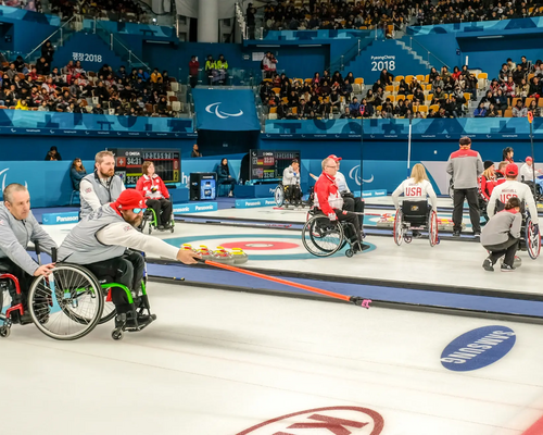 Niepełnosprawni na wózkach grający w curling na zawodach