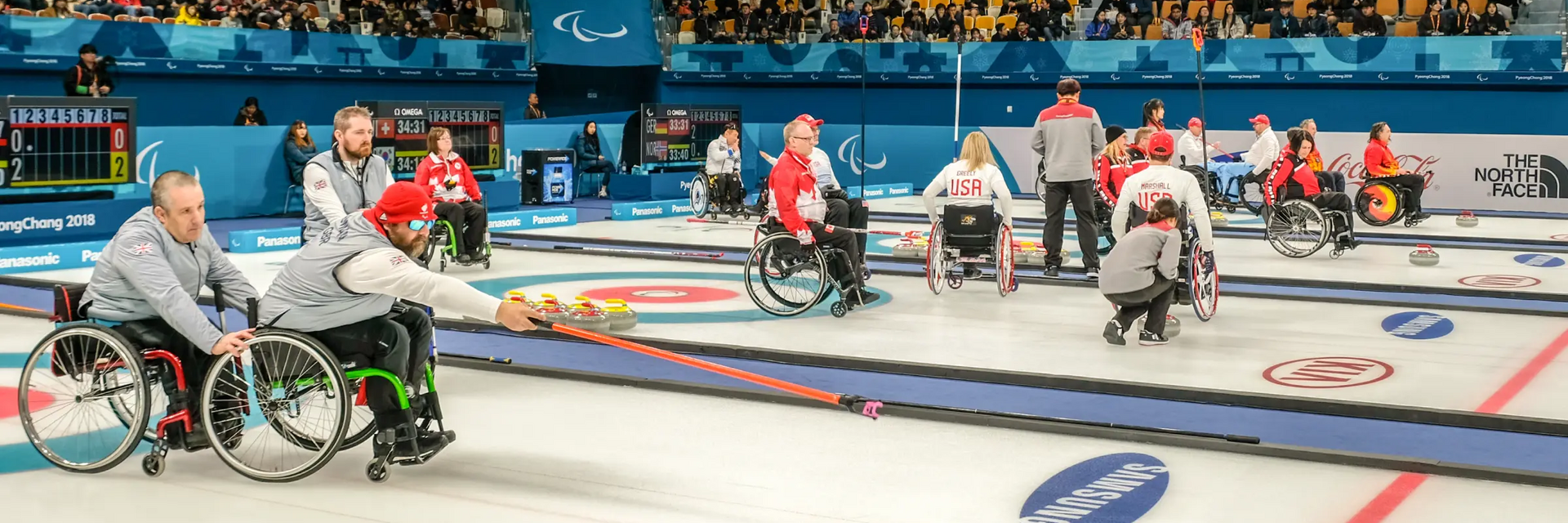 Niepełnosprawni na wózkach grający w curling na zawodach