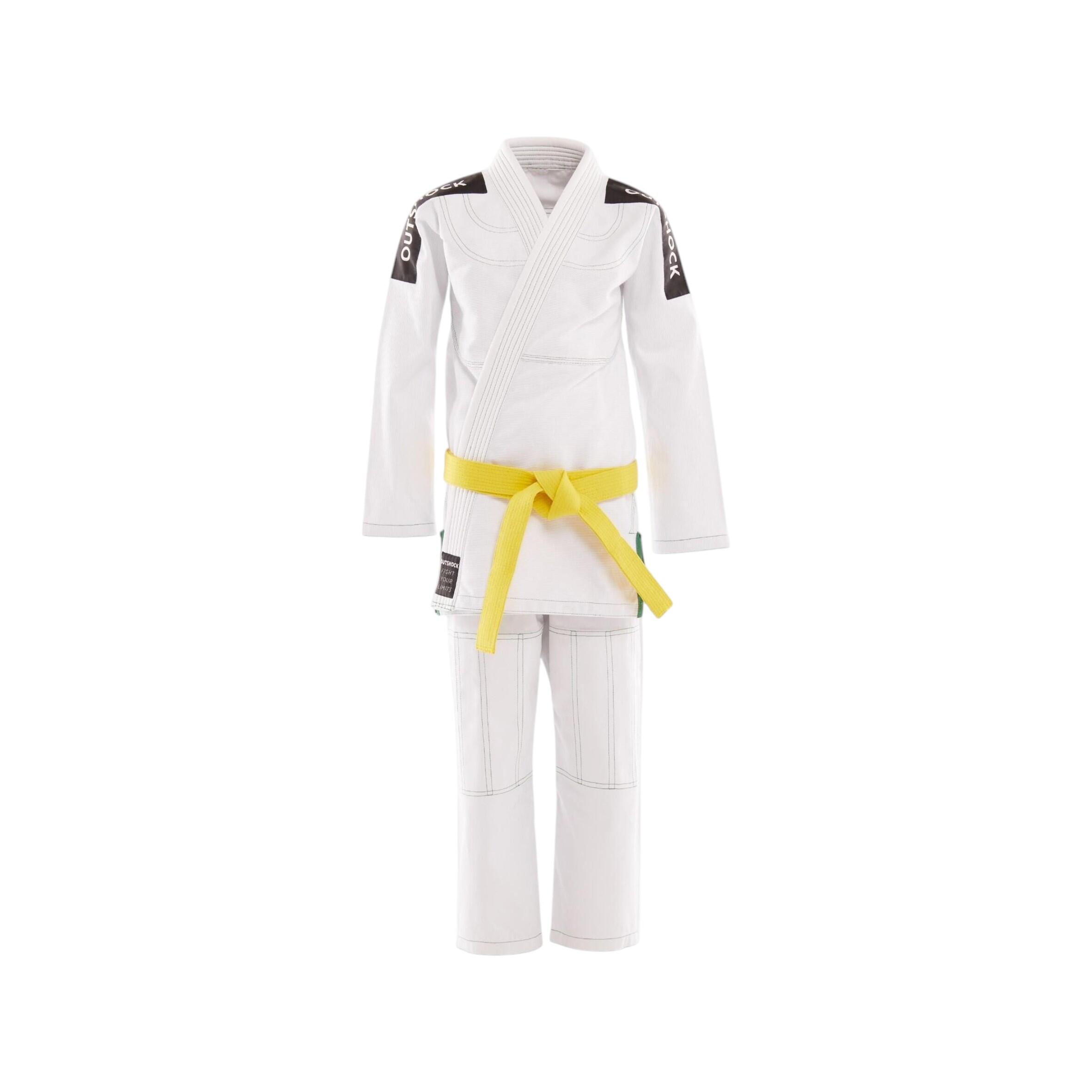 Weißer Kampfsportanzug (Gi) mit gelbem Gürtel und schwarzen Patches an den Schultern.