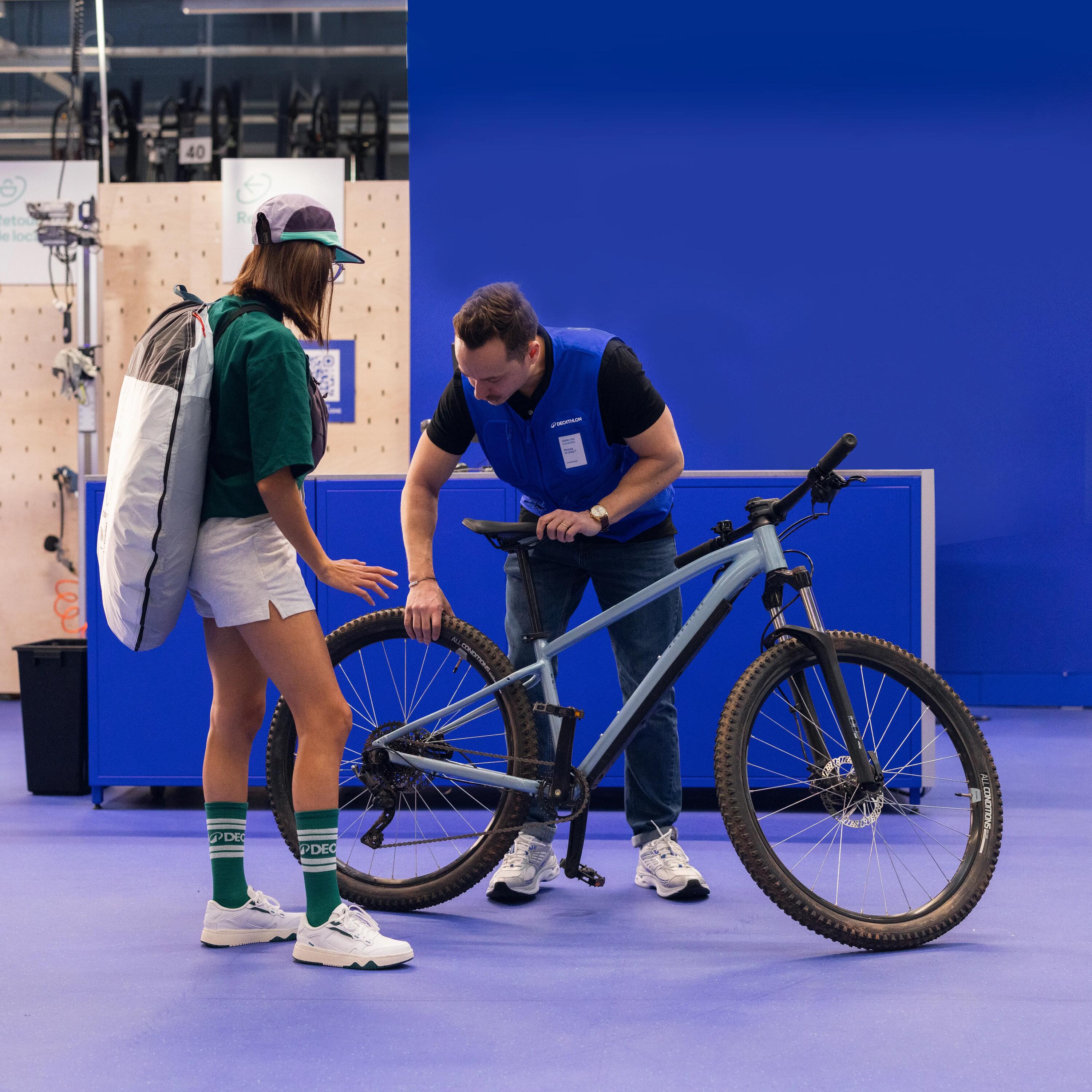 Trabajador de Decathlon recomprando una bicicleta usada
