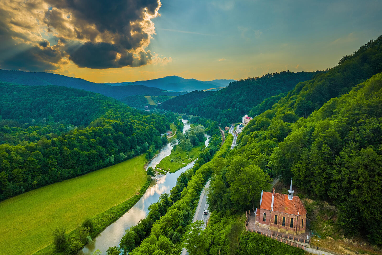 Widok na budynek dookoła las