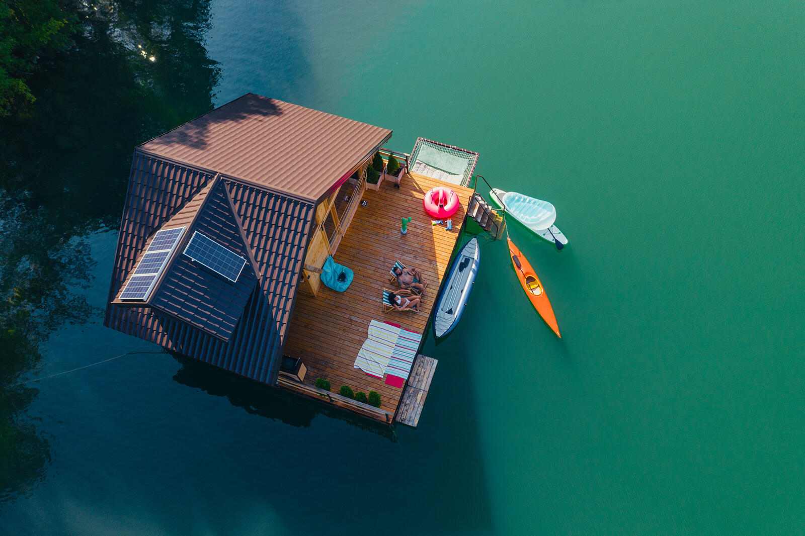 Houseboat na wodzie