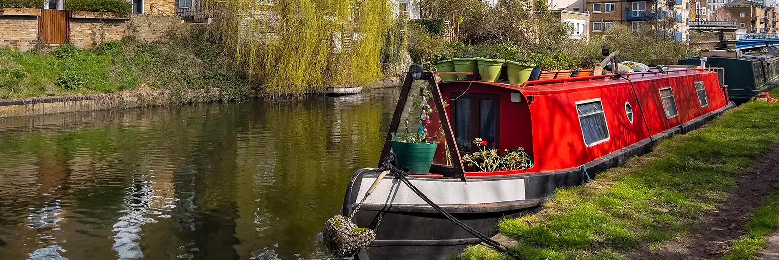 Houseboat na wodzie