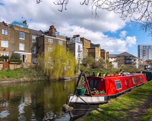 Houseboat na wodzie