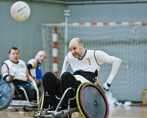 Mężczyźni grający w rugby na wózkach