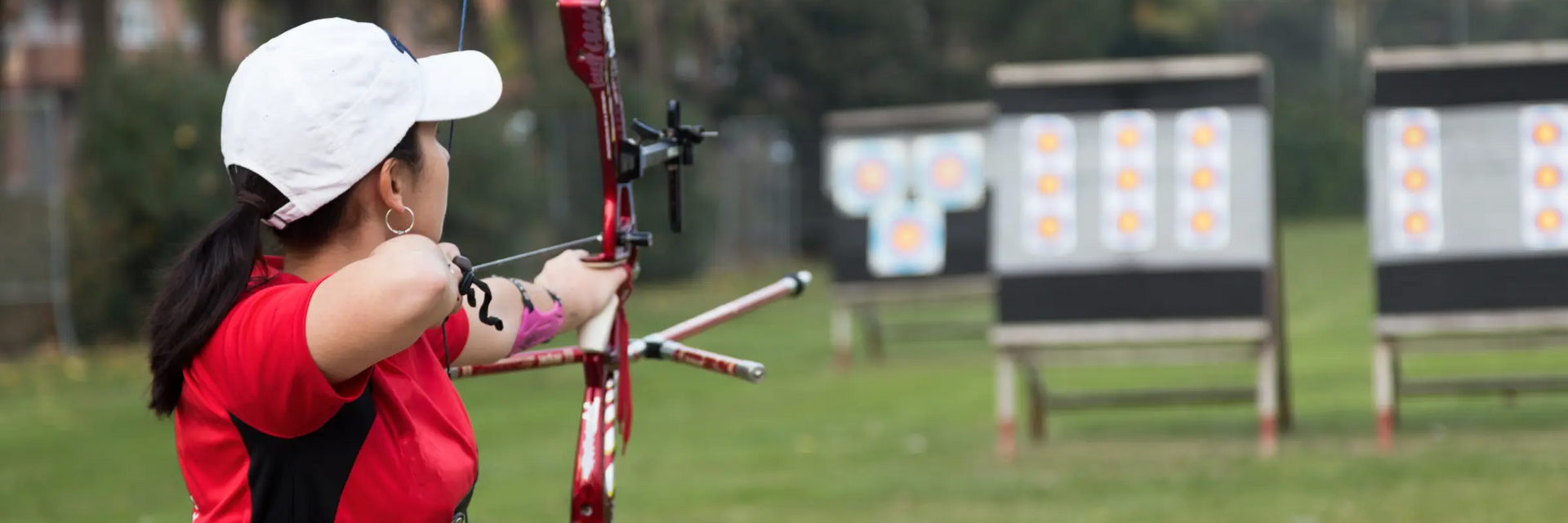 Kobeta celująca łukiem w tarczę