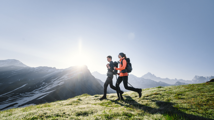 Para wędrująca po górach z kijkami trekkingowymi