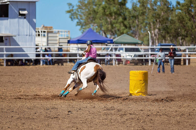 Barrel racing – konkurencja jeździecka w stylu western! 