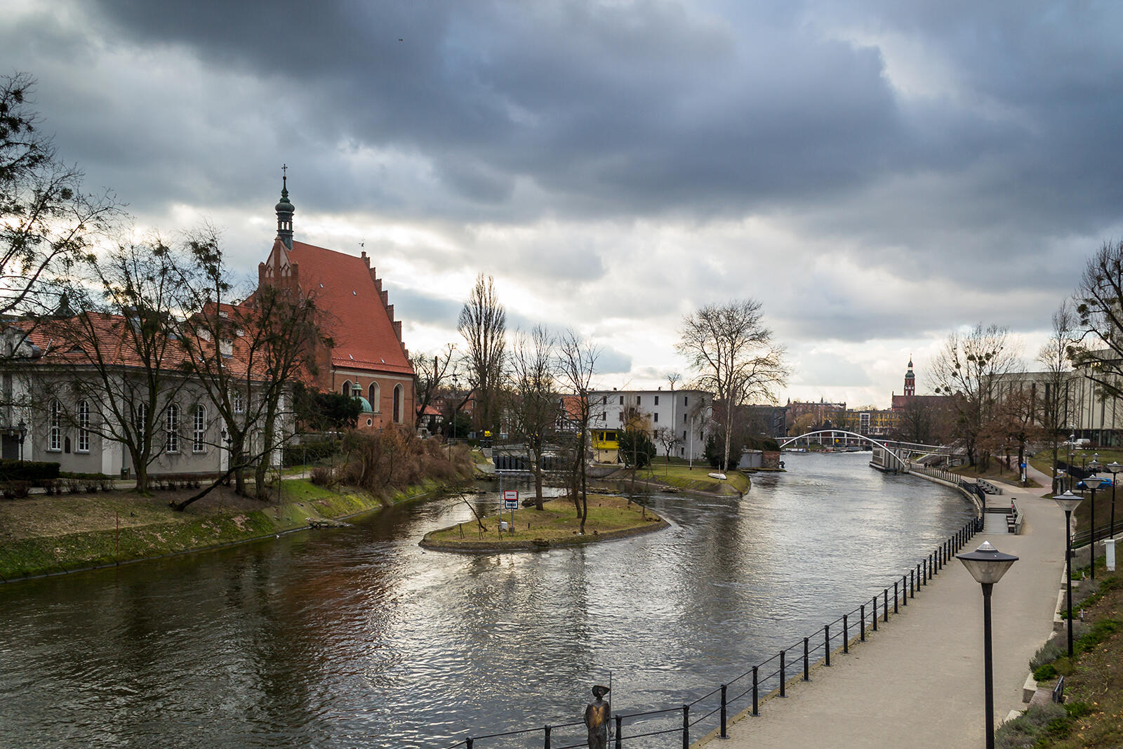 Rzeka płynąca prze miasto