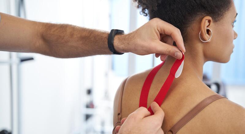 Kinesiotaping szyi – czy pomaga na ból szyi?