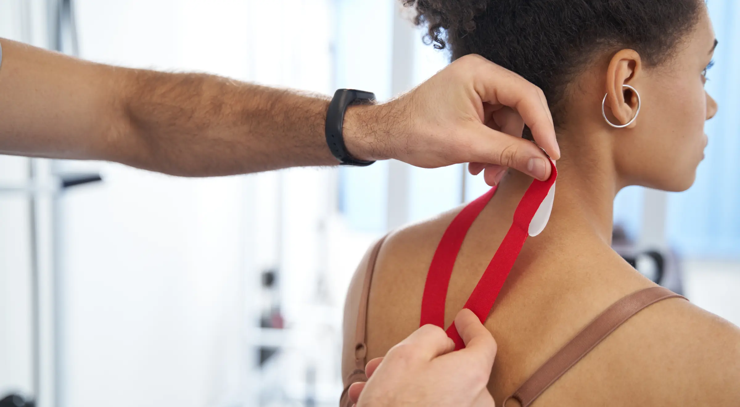 Kinesiotaping szyi – czy pomaga na ból szyi?
