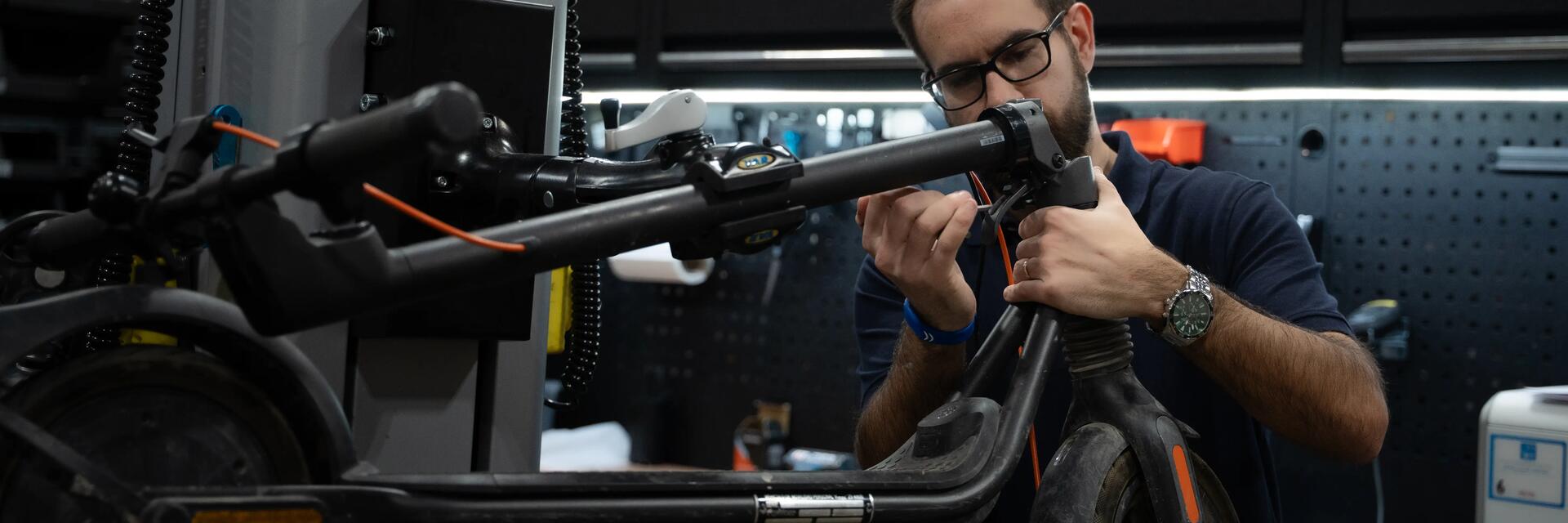 PATINES EN LÍNEA HOMBRE FIT100 NEGRO GRIS