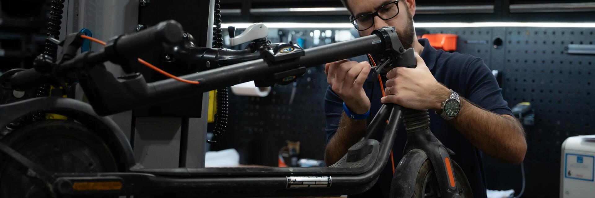 PATINES EN LÍNEA HOMBRE FIT100 NEGRO GRIS