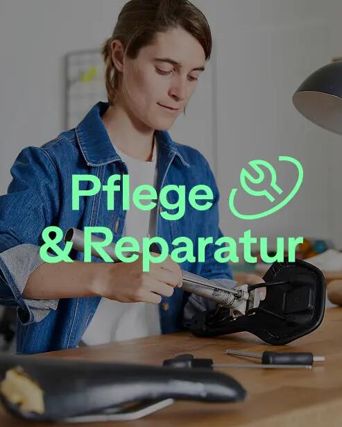 Einer Person repariert einen Fahrradsattel