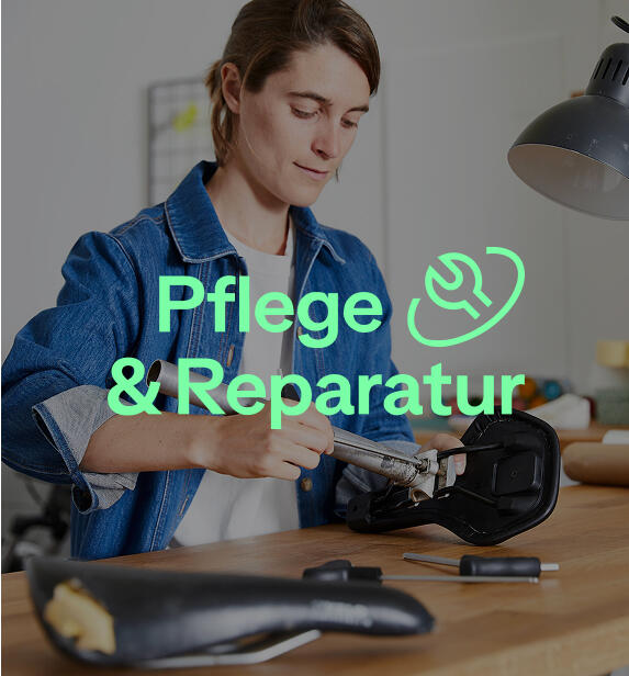 Eine Person arbeitet an einem Arbeitstisch konzentriert mit Werkzeug an einem Fahrradsattel. Darüber der Text „Pflege & Reparatur“ und das Logo.