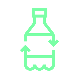 Eine Flasche, deren Kontur in der Mitte durch zwei Recycling-Pfeile getrennt ist.