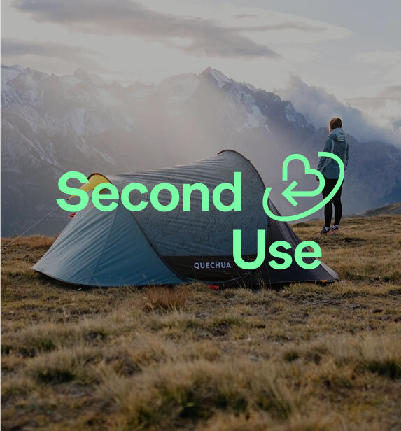 Ein aufgebautes Campingzelt auf einer Bergwiese, im Hintergrund eine Person vor einer alpinen Bergkulisse. Darüber der Text „Second Use“ und das Logo.