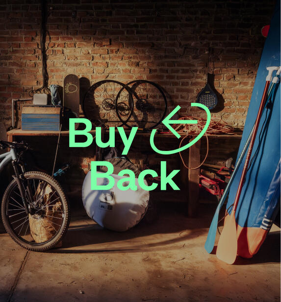 Blick in eine rustikale Werkstatt mit einem Fahrrad im Vordergrund und Sportausrüstung wie Paddeln an der Wand. Darüber lder Text „Buy Back“ und das Logo.