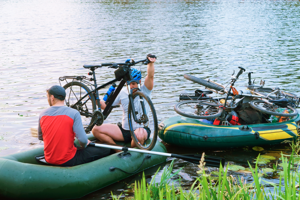 Mężczyzna pakujący rower na ponton