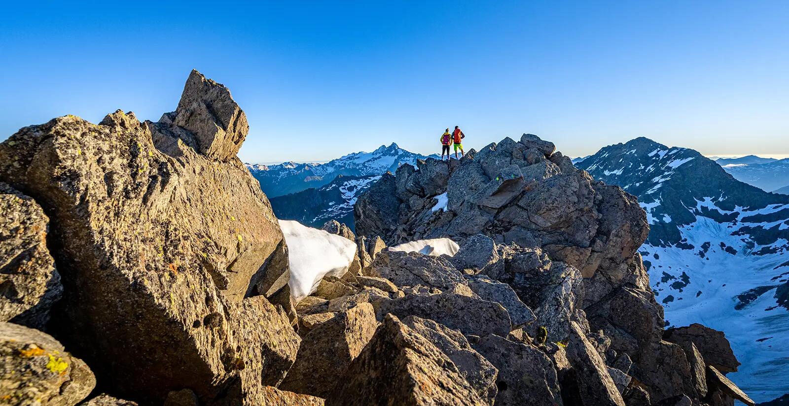 Ludzie stojący na szczycie Grossglockner Hochalpenstrasse