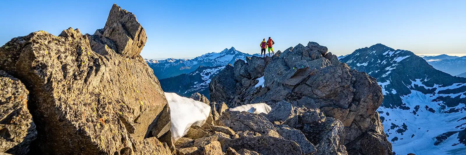 Ludzie stojący na szczycie Grossglockner Hochalpenstrasse