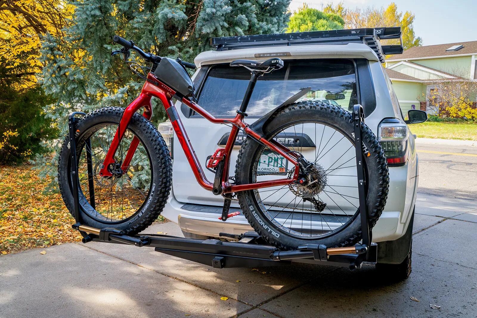 Fatbike na bagażniku samochodowym